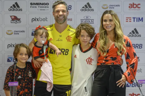 Diego reuniu família e companheiros durante coletiva de "despedida"