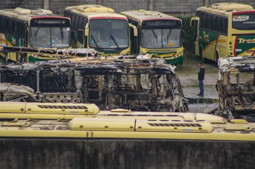 Incêndio de grande proporção que destruiu mais de 40 ônibus