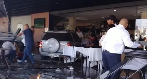 Mulher perdeu controle do veículo e bateu em cheio no restaurante