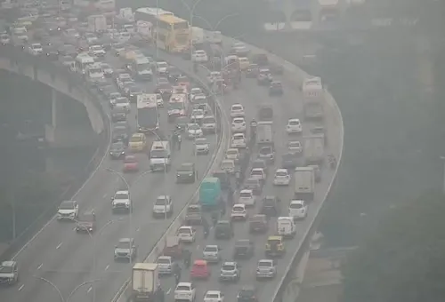 Ao menos três faixas estão ocupadas no local