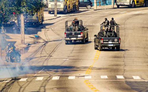 Carros da PM tomaram as ruas próximas ao Alemão.