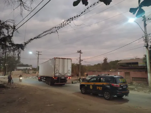 Os caminhões transportavam cargas de alimentos