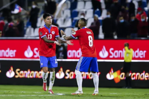 Erick Pulgar faz boa parceria com Arturo Vidal na seleção chilena