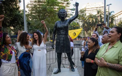 Estátua está acima de um caixote de concreto.