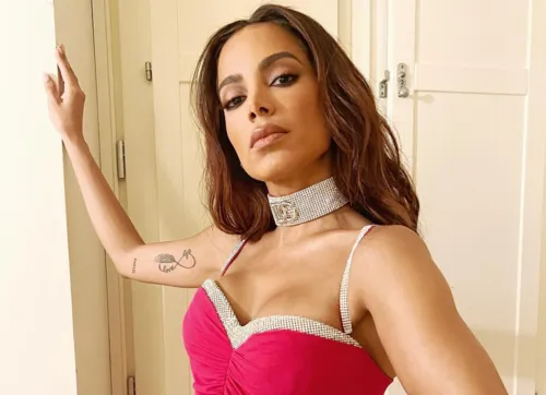 Anitta já havia adiantado que iria revelar as tatuagens de suas partes íntimas através de um lançamento