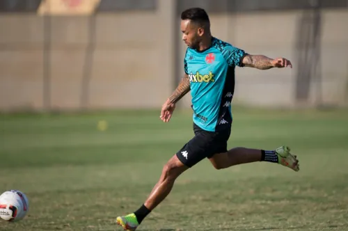 Alex Teixeira aprimora parte física em treino.