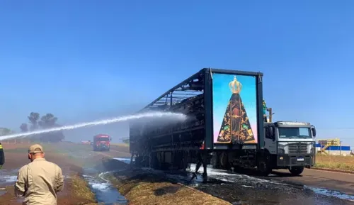 Militares jogam água no veículo para apagar o fogo.