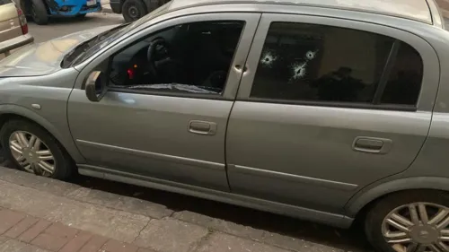 Carro que seria do policial foi acertado por tiros em diversas partes