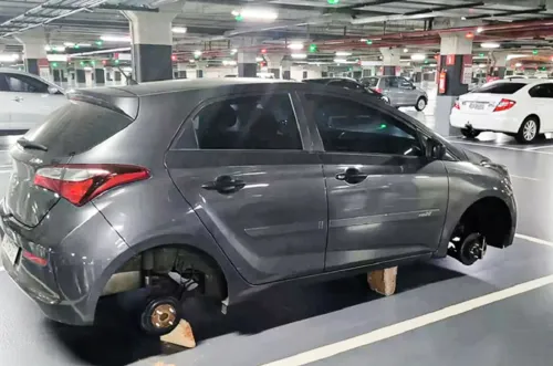 Os pneus foram roubados no estacionamento do shopping