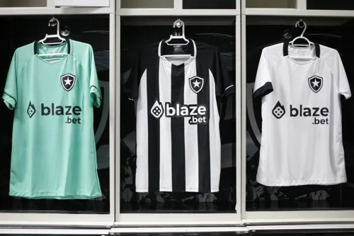 Botafogo tem jogado com linha própria de uniformes à espera de nova fornecedora