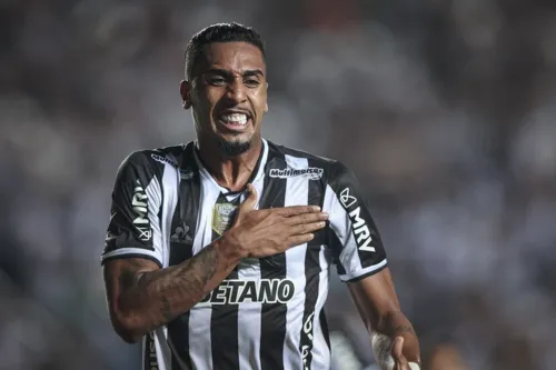 Jogador comemorando um gol pelo Atlético-MG