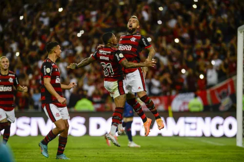 O Flamengo começou a partida tomando a iniciativa e trocando passes no campo ofensivo.