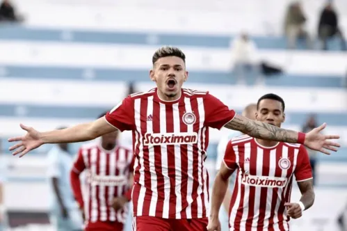 Tiquinho Soares comemora gol pelo Olympiacos