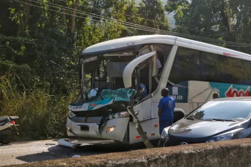 Ônibus bate na traseira do caminhão e fica com a parte frontal destruída