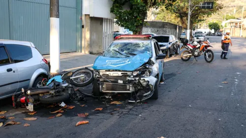 Perseguição termina em acidente com policiais no Centro de Niterói.