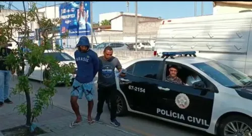 Carlos Eduardo chegou na delegacia acompanhado de policiais.