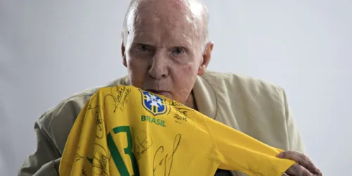 Zagallo beija escudo da Seleção Brasileira