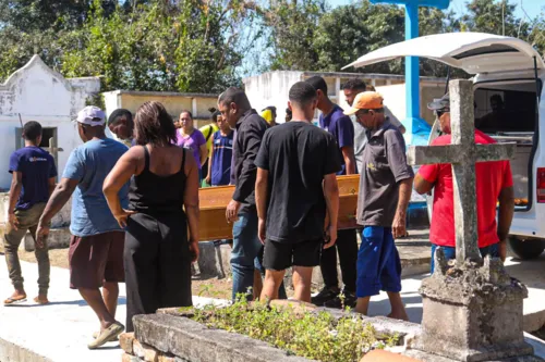 Familiares e amigos no enterro do adolescente Kauã Mendonça Ferreira