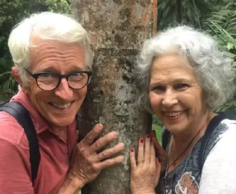 Casal de idosos felizes posando para a foto