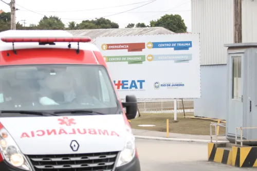 Um dos policiais está em cirurgia no HEAT.