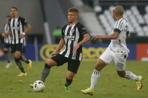 Lucas Fernades ditou o ritmo pelo meio do Fogão.