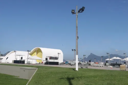 O caminho Niemeyer fica localizado no Centro de Niterói, atrás do terminal rodoviário