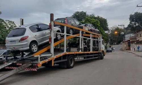 Carros e motos postos em caminhão da operação