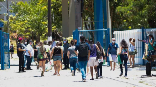 Alunos entrando para realizarem o Enem