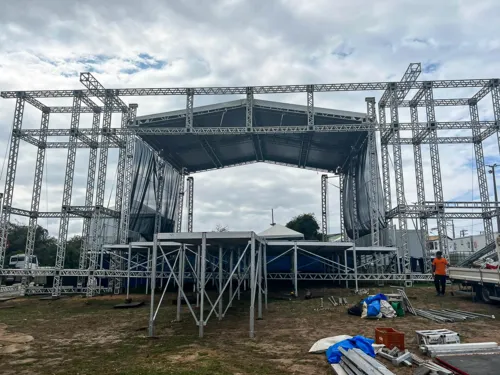 Palco sendo montado pra festa da Padroeira de Maricá