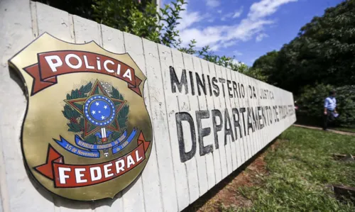 Placa com o brasão da Polícia Federal