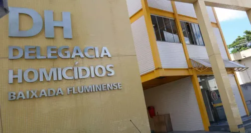 Agentes da delegacia de Homicídios da Baixada Fluminense investigam o caso