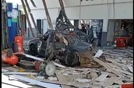 O carro ficou completamente destruído. A estrutura do posto de combustíveis também foi abalada