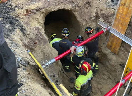 Os criminosos teriam feito o túnel para roubar um banco na região