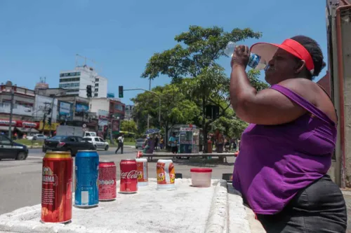 Comerciante se refresca durante o trabalho