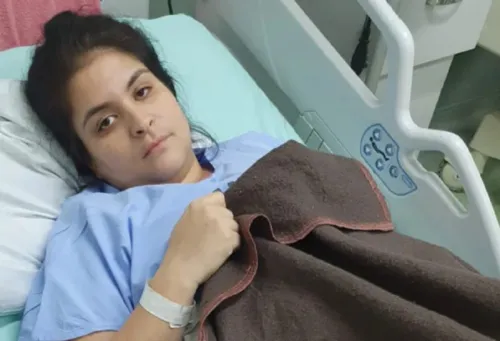 Daiana Chaves em uma cama hospitalar