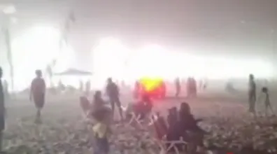 Movimentação na areia da praia de Copacabana durante buscas