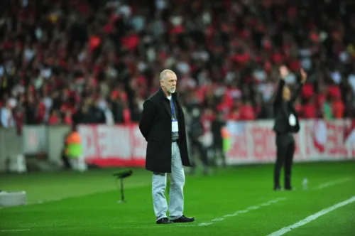 Mano Menezes à beira do campo