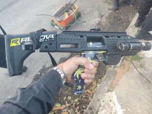 Pistola equipada com um conversor para submetralhadora foi apreendida na Comunidade Camarista Méier, Engenho de Dentro