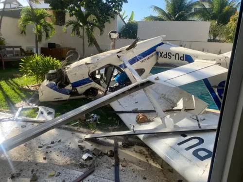 Avião fica de cabeça para baixo após queda.