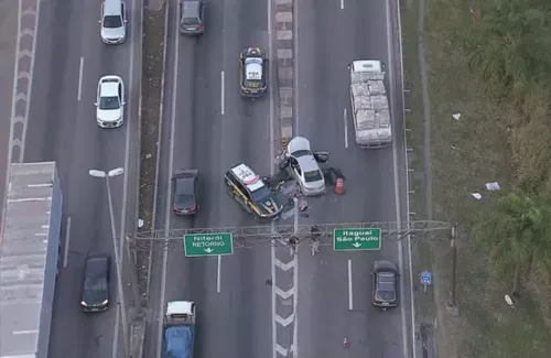 Ocorrência foi registrada na pista do meio da rodovia