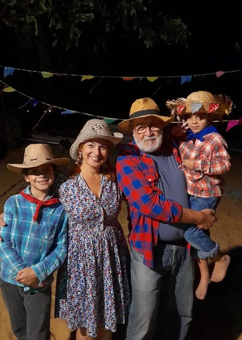 Roberto ao lado de sua filha, e seus netos, Marcel e Martin