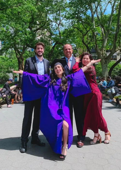 Foto da formatura de Mia, em 2019 junto com sua família