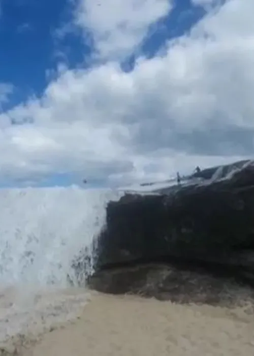 Onda atingiu pessoas que assistiam aos surfistas