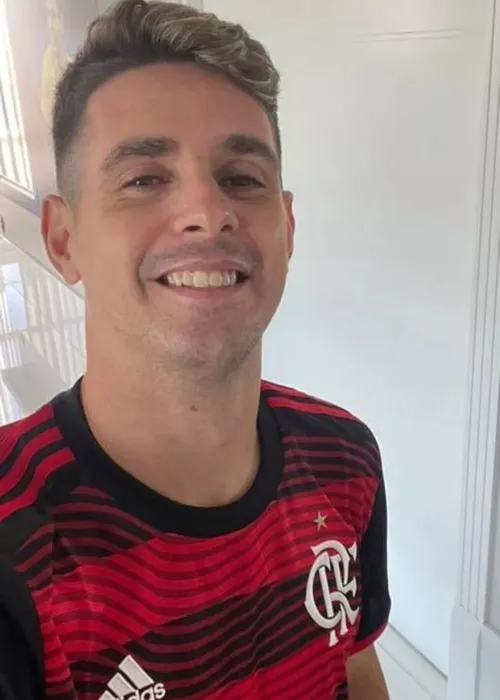 Oscar com a camisa do Flamengo.