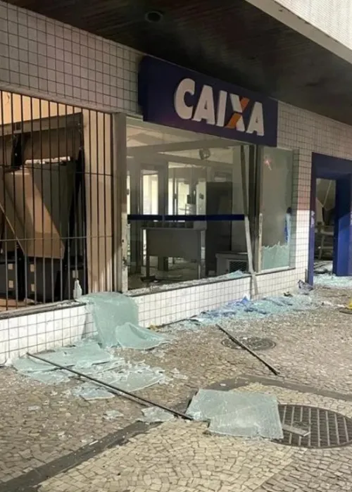 A fachada de vidro da agência ficou destruída