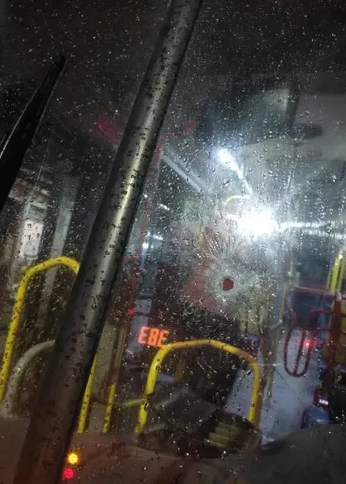 Duas pessoas que estavam dentro de um ônibus foram atingidas