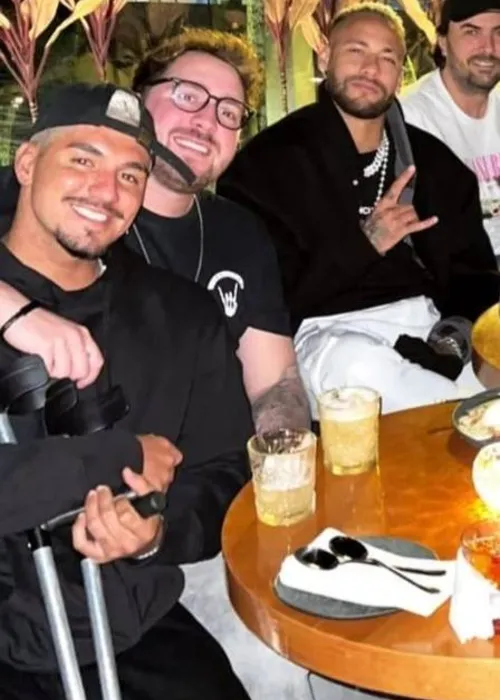 Neymar em hamburgueria com amigos sem aliança