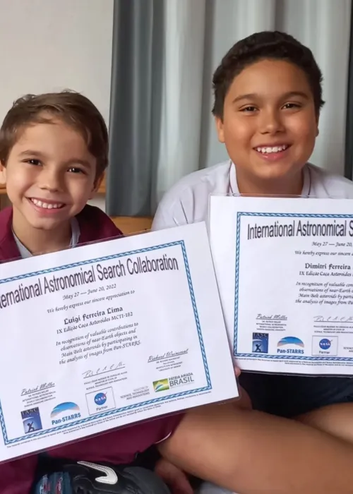 Luigi e Dimitri com certificado internacional do programa CAÇA ASTEROIDES MCTI em parceria com o IASC e a NASA