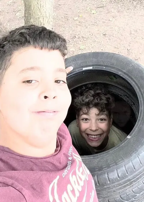 Irmãos tiram selfie em torre de pneus e se assustam com 'fantasma'