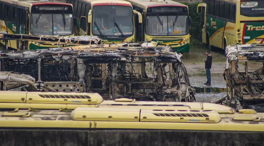 Incêndio de grande proporção que destruiu mais de 40 ônibus